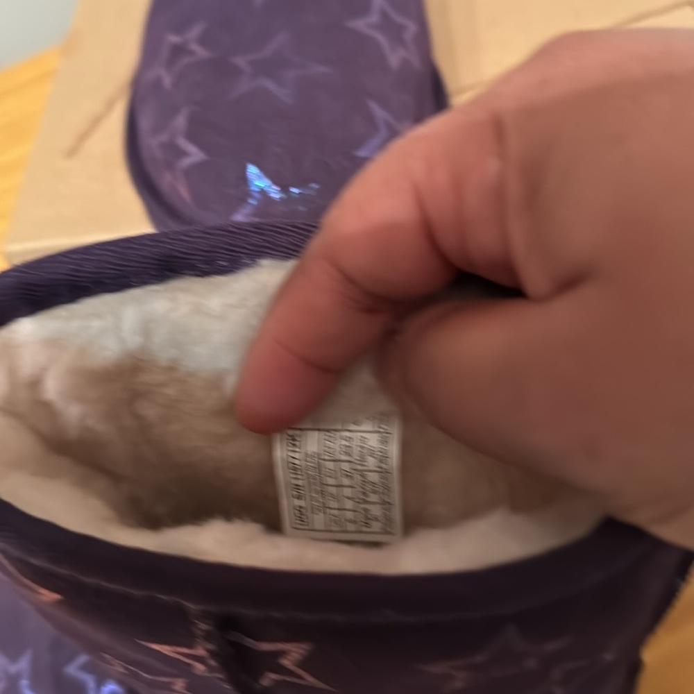 NWOT UGGS Girls iridescent purple with Stars - Picture 5 of 6